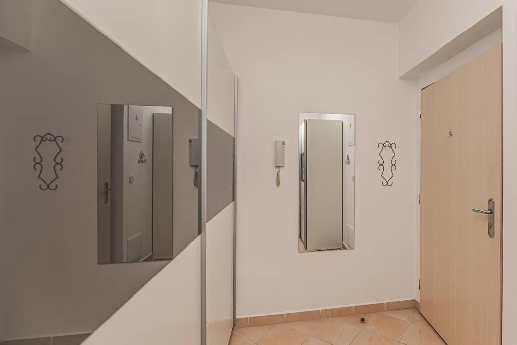 °°°Carolina'S Modern Apartment °°° Hradec Kralove Bagian luar foto